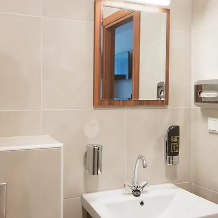 Hotel King's Court 3*