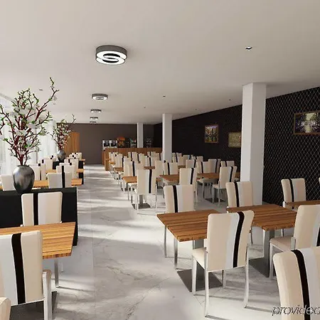 Ξενοδοχείο King's Court 3*