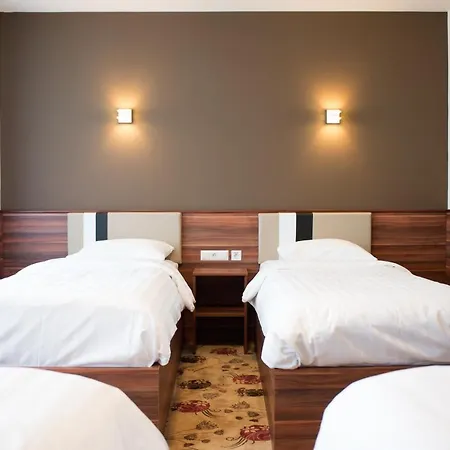 Hotel King's Court 3*