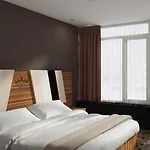 King's Court 3*